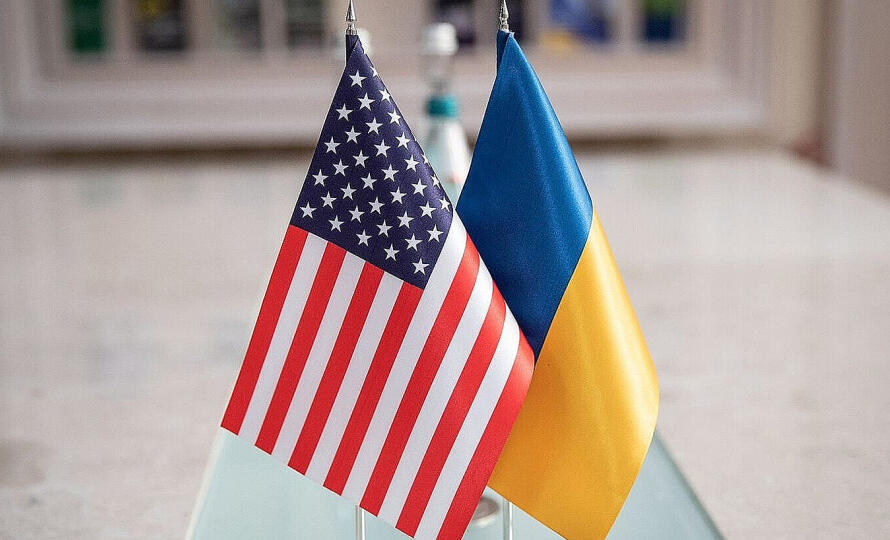 Прапори США та України — символ партнерства для відбудови