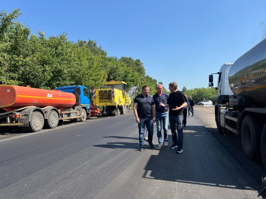 Олег Кулініч спілкується з колегами під час інспекції дорожніх робіт на Полтавщині
